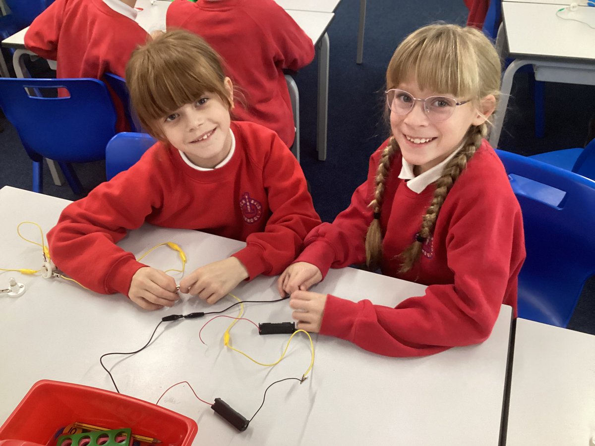 ArchibaldFirst's tweet photo. Year 4 have been constructing electrical circuits and investigating how to make bulbs brighter and dimmer based on the number of batteries! #AFSscience https://t.co/RtpI92EZEM