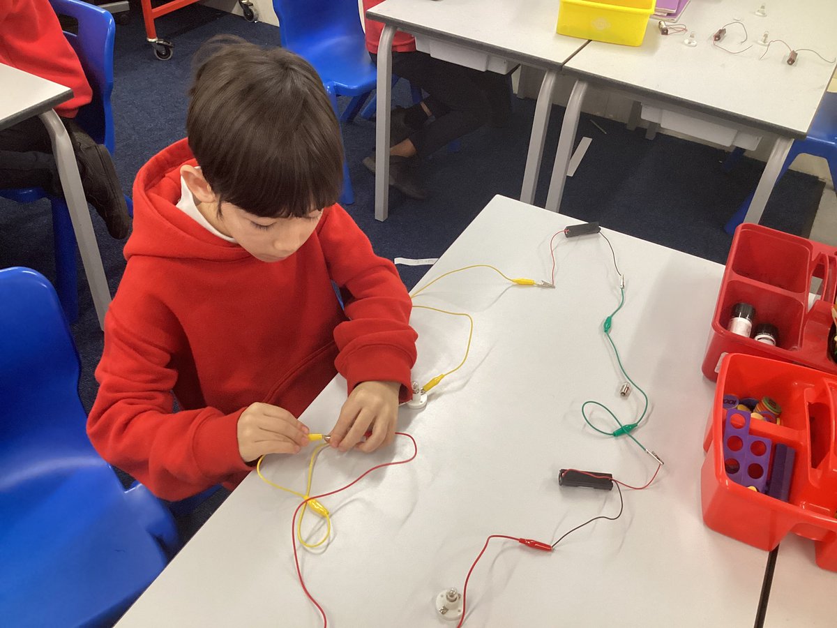 ArchibaldFirst's tweet photo. Year 4 have been constructing electrical circuits and investigating how to make bulbs brighter and dimmer based on the number of batteries! #AFSscience https://t.co/RtpI92EZEM