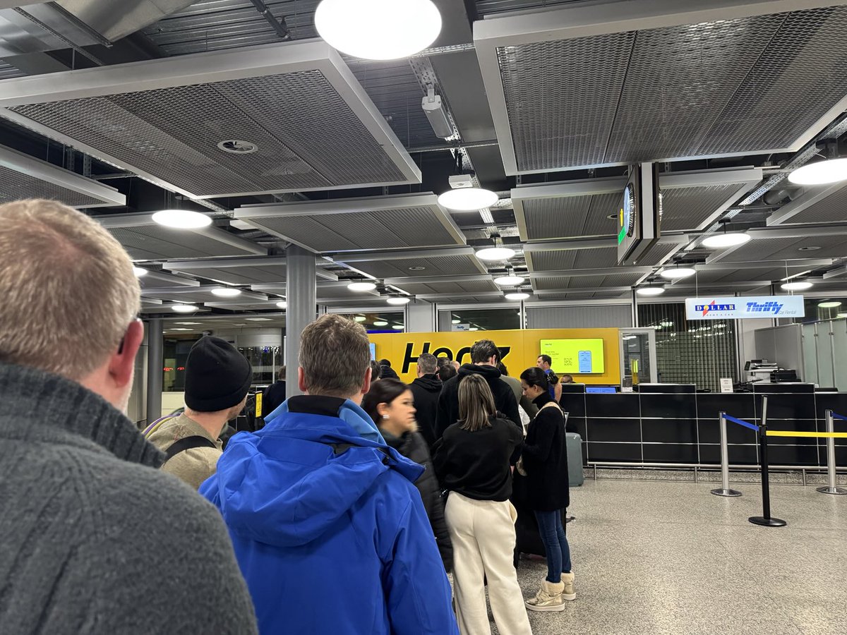 newgreeny's tweet photo. ⁦@Hertz⁩ hi Hertz look at the queue here at Geneva airport think you need some more staff! https://t.co/WfXR3GAIWj