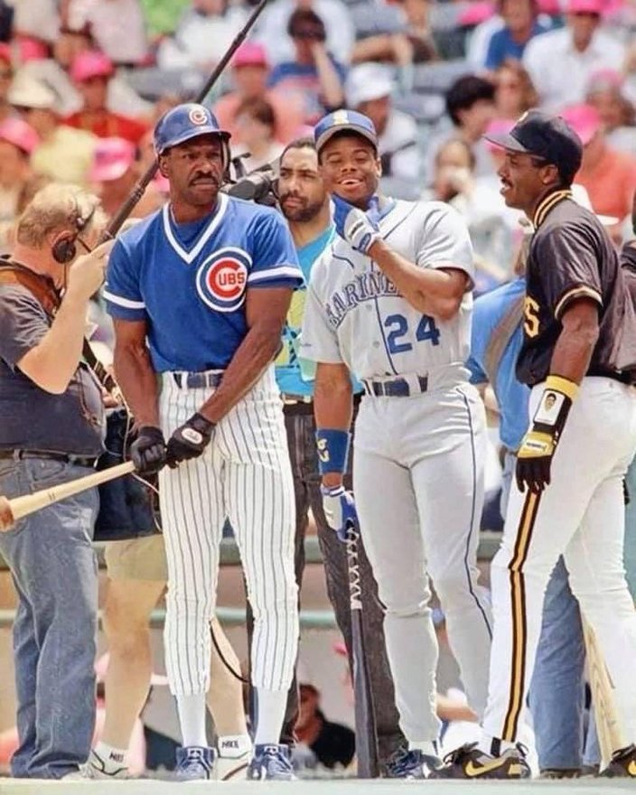 BBGreatMoments's tweet photo. Andre Dawson, Ken Griffey Jr, and a thin Barry Bonds. https://t.co/rlkkPD6vYg