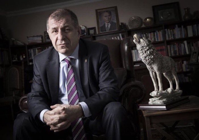 Sevgili Ümit Özdağ hocam diyor ki: 

"Ben şimdi Silivri'de Öcalan'ın serbest kalması için rehin tutuluyorum. 

Benim Silivri'deki tutukluluğum şehitlerimizin anısına, gazilerimizin onuruna karşı bir saygı duruşudur."
#ÜmitÖzdağYalnızDeğildir