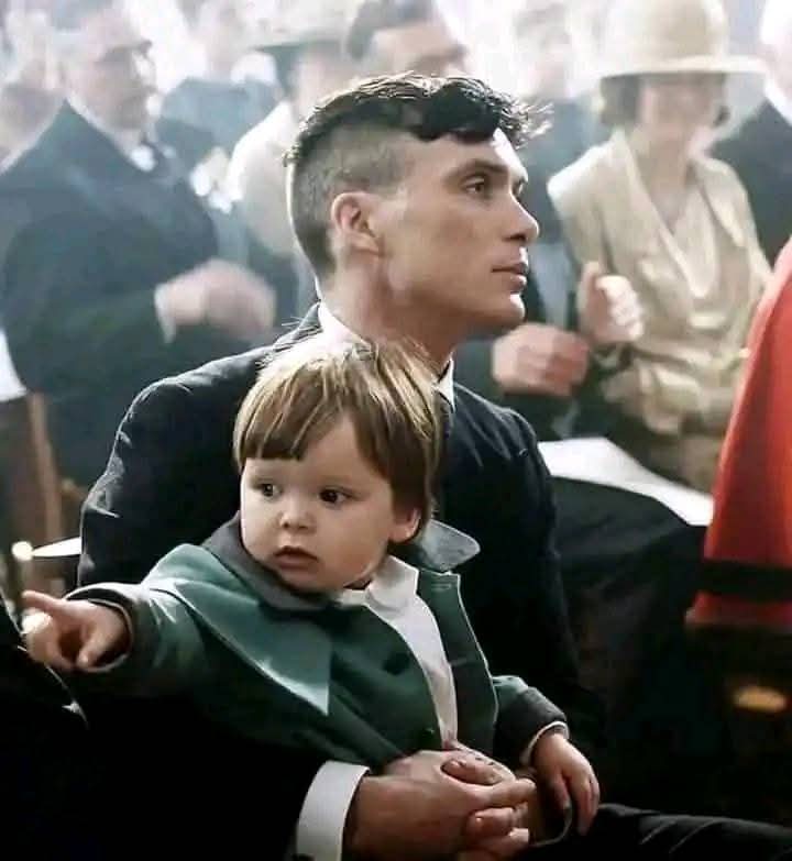 انظر يا أبي هل يوزعون نقود هناك!! 

لا يا بني انه منشور فتـاة فقط.!!