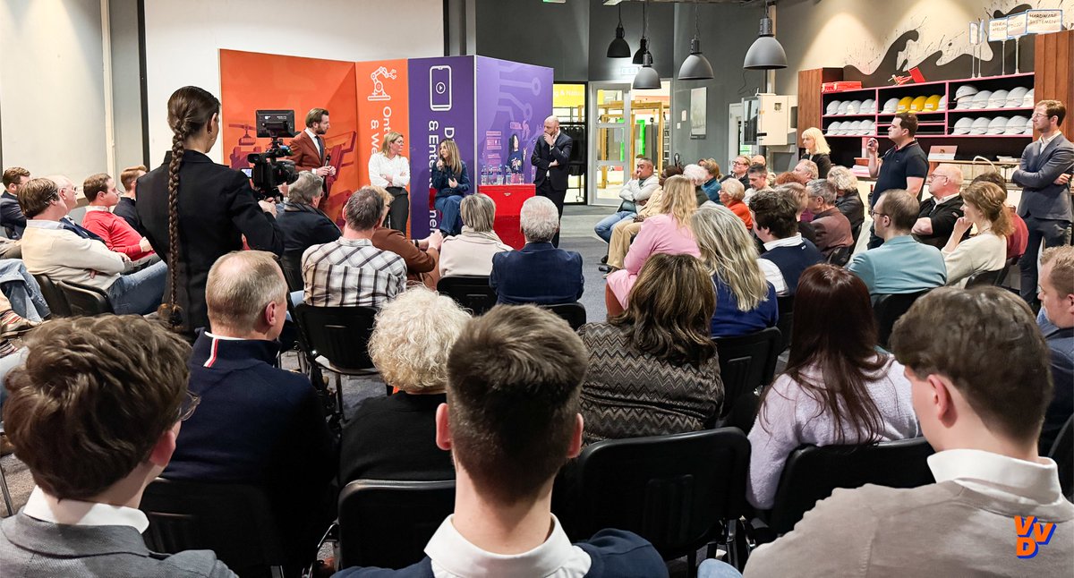 Wat een inspirerende avond bij de Apeldoornse College Tour! 💬✨
In gesprek met Christianne van der Wal, Dilan Yeşilgöz en Peter de Groot over techniek, veiligheid, innovatie en Samen Leven. Den Haag was sterk vertegenwoordigd met maar liefst vijf kamerleden!
#GelukkiginApeldoorn