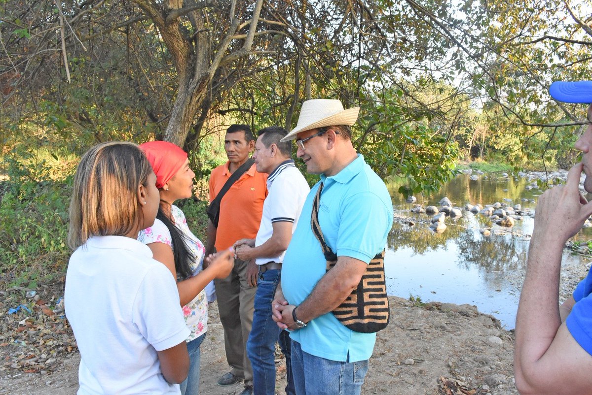 EmduparESP's tweet photo. Desde muy temprano nuestro agente especial José Luis Palomino llegó a Mariangola para atender el llamado que le hizo la comunidad a través del Concejal Alex Thomas, debido a su problemática sanitaria. #EmduparSomosTodos https://t.co/FxOP0LIen1