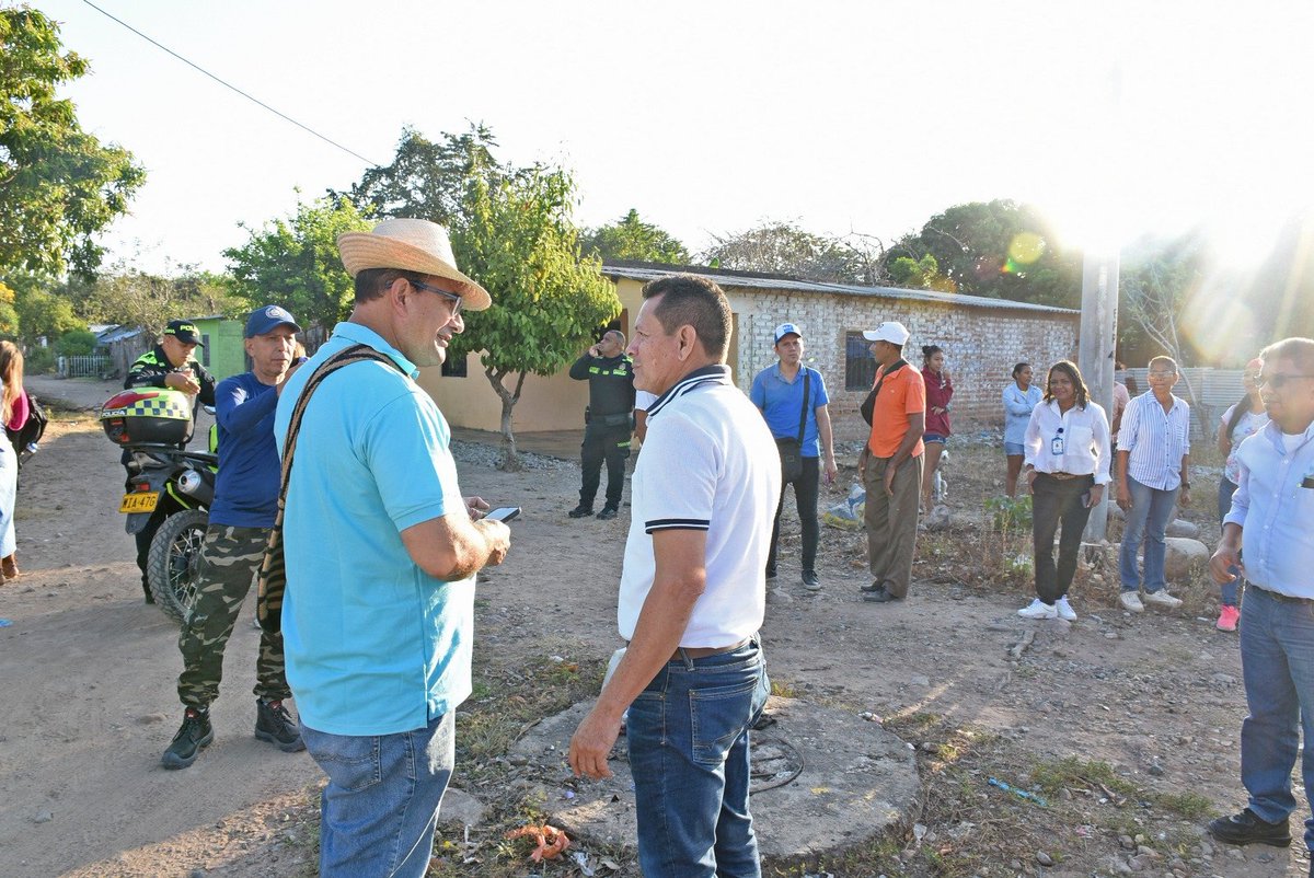 EmduparESP's tweet photo. Desde muy temprano nuestro agente especial José Luis Palomino llegó a Mariangola para atender el llamado que le hizo la comunidad a través del Concejal Alex Thomas, debido a su problemática sanitaria. #EmduparSomosTodos https://t.co/FxOP0LIen1