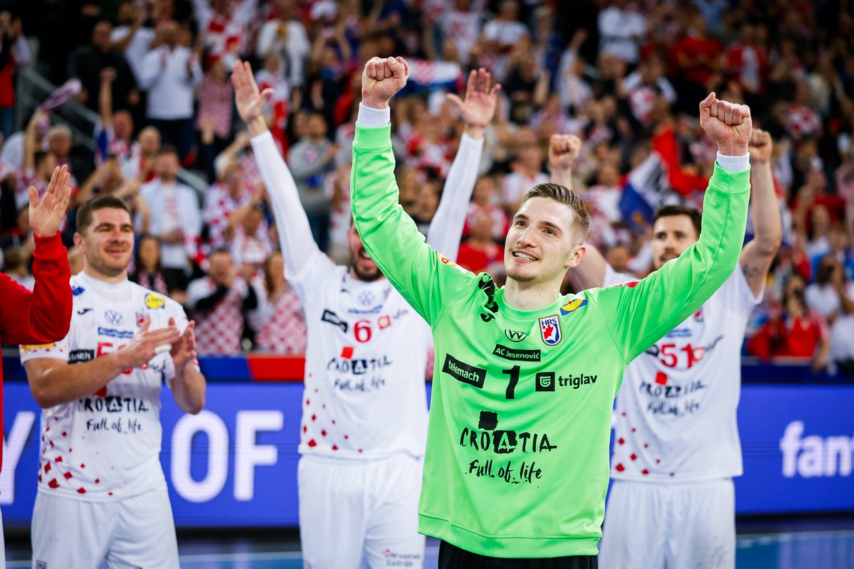 HRS_CHF's tweet photo. 🇭🇷 𝗞𝘂𝘇𝗺𝗮 𝗞𝘂𝘇𝗺𝗮 𝗞𝘂𝘂𝘂𝘂𝘇𝗺𝗮𝗮𝗮𝗮 🐙 📣

Hrvatski junak, čovjek kojem se naklonila cijela “Arena”, i neka je, jer to je najmanje što zaslužuje Dominik Kuzmanović 🔥

Bravo Dominiče, hrvatski sine! 💪🏻❤️

#crohandball #CRODENNOR2025 #inspiredbyhandball #CROISL https://t.co/r4v2K0L9XX