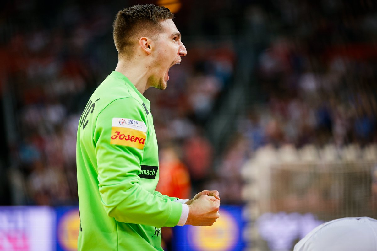 HRS_CHF's tweet photo. 🇭🇷 𝗞𝘂𝘇𝗺𝗮 𝗞𝘂𝘇𝗺𝗮 𝗞𝘂𝘂𝘂𝘂𝘇𝗺𝗮𝗮𝗮𝗮 🐙 📣

Hrvatski junak, čovjek kojem se naklonila cijela “Arena”, i neka je, jer to je najmanje što zaslužuje Dominik Kuzmanović 🔥

Bravo Dominiče, hrvatski sine! 💪🏻❤️

#crohandball #CRODENNOR2025 #inspiredbyhandball #CROISL https://t.co/r4v2K0L9XX