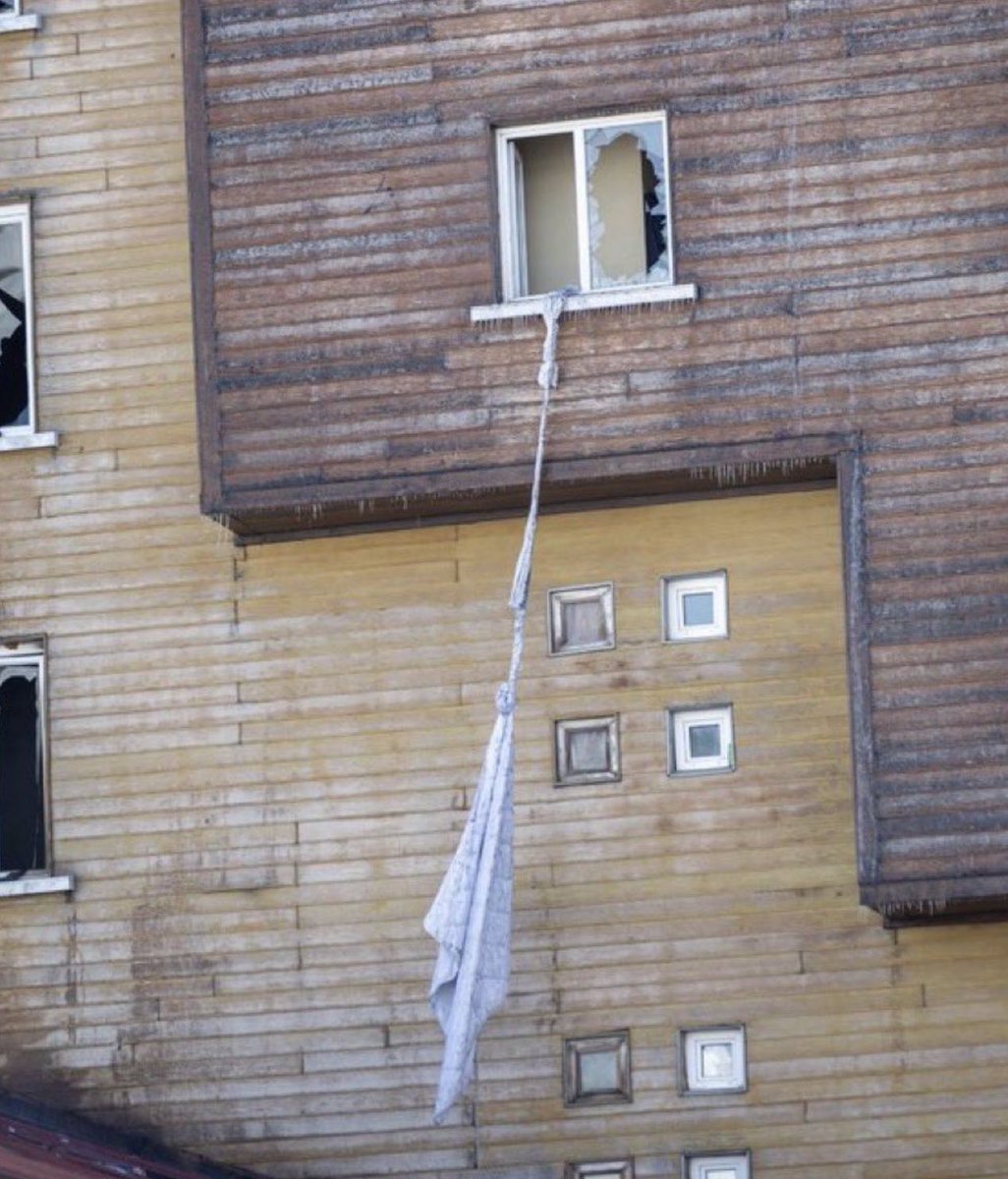 Ömür boyu makamından vazgeçip, onurlu bir yaşamı seçmek, o alevler içerisinde, çığlık çığlığa yanan masum insanların geride kalanlarına, haksızlığa,acıya saygıdır.
İstifa edin. 
Bir değil bir kaç yetkili #istifaedin