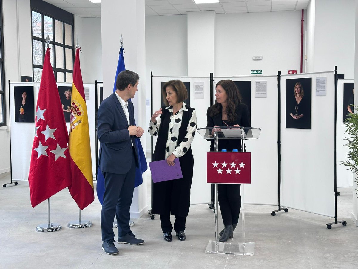 EvaFdezCabani's tweet photo. Inauguración de la exposición fotográfica de Marina Arcos "Retrato de enseñantes" esta tarde en el #ISMIE. 
Gracias a todos los docentes por acudir a este lugar de reflexión sobre nuestro desarrollo formativo y profesional junto a @dcerverao
#IF_CMadrid  #diamundialdelaeducacion https://t.co/1nqXPe3uyL