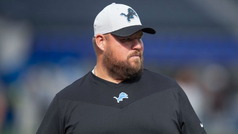 The #Lions are promoting Hank Fraley to run game coordinator/offensive line coach, per source. 

An important piece of the puzzle staying in Detroit as Dan Campbell remodels his staff following the departure of both coordinators.