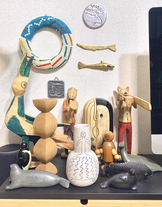 実は、自分は展示用の絵に対して、本当に良いと思ってくださる方に買って貰えたら嬉しいと思うのと同じ強さで、どうか売れないで戻ってきて欲しいとも思ってしまっている。自分が惚れて集めて愛着を持つ物と同様の魅力を作りたいと願いつつ、結果いつも自分が手放したくない位のものを作っているから。 