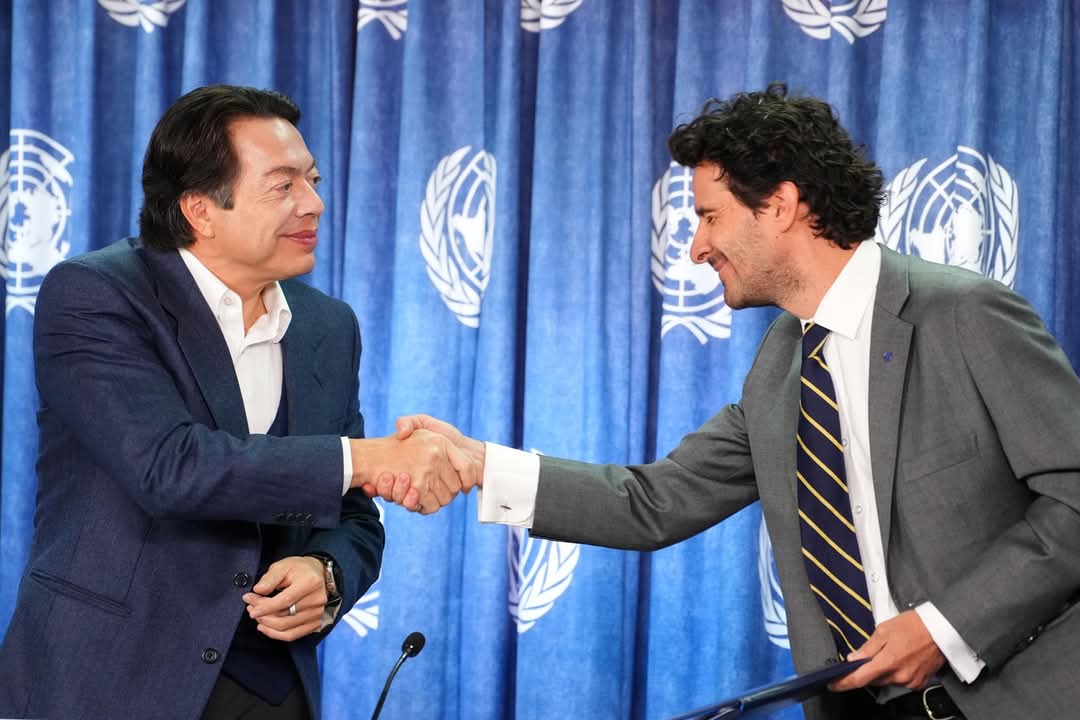 mario_delgado's tweet photo. Con motivo del Día Internacional de la Educación, fui invitado por la @UNESCOMexico al diálogo "Inteligencia artificial y educación: preservar la autonomía en un mundo automatizado". 

Es increíble la velocidad con la que hoy en día se transmite la información y el conocimiento, y eso sin duda impacta de manera significativa los sistemas educativos. Por ende, nuestro país debe aprovechar las ventajas que ofrece la IA en aras de revolucionar la educación de manera innovadora. 

El uso de ésta podría tener beneficios para docentes y estudiantes, además de impactar positivamente en términos de inclusión y eficiencia. 

Desde la @SEP_mx seguiremos el ejemplo de José Vasconcelos de utilizar la tecnología de última generación con el gran objetivo de la educación.
