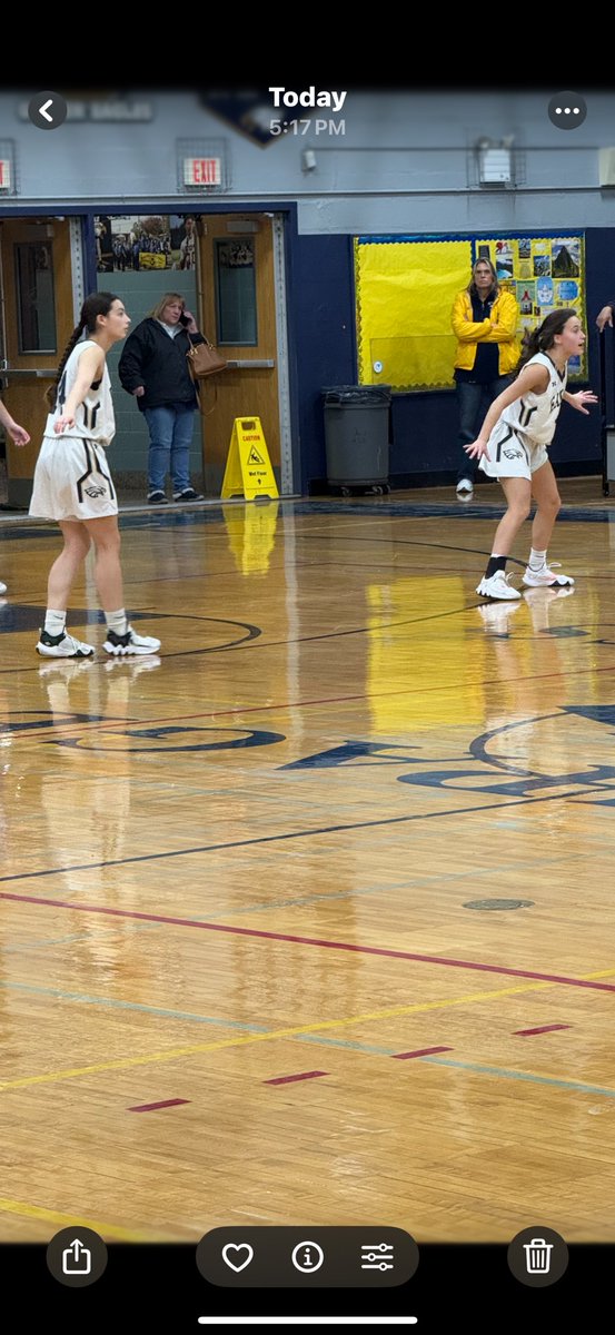 GoldenEaglesBHS's tweet photo. The Golden Eagles take on the Roslyn Bulldogs at BHS tonight!!! Let’s Go Eagles!!!!🇺🇸🦅🏀#wearebethpage https://t.co/QqMoKs7KTj