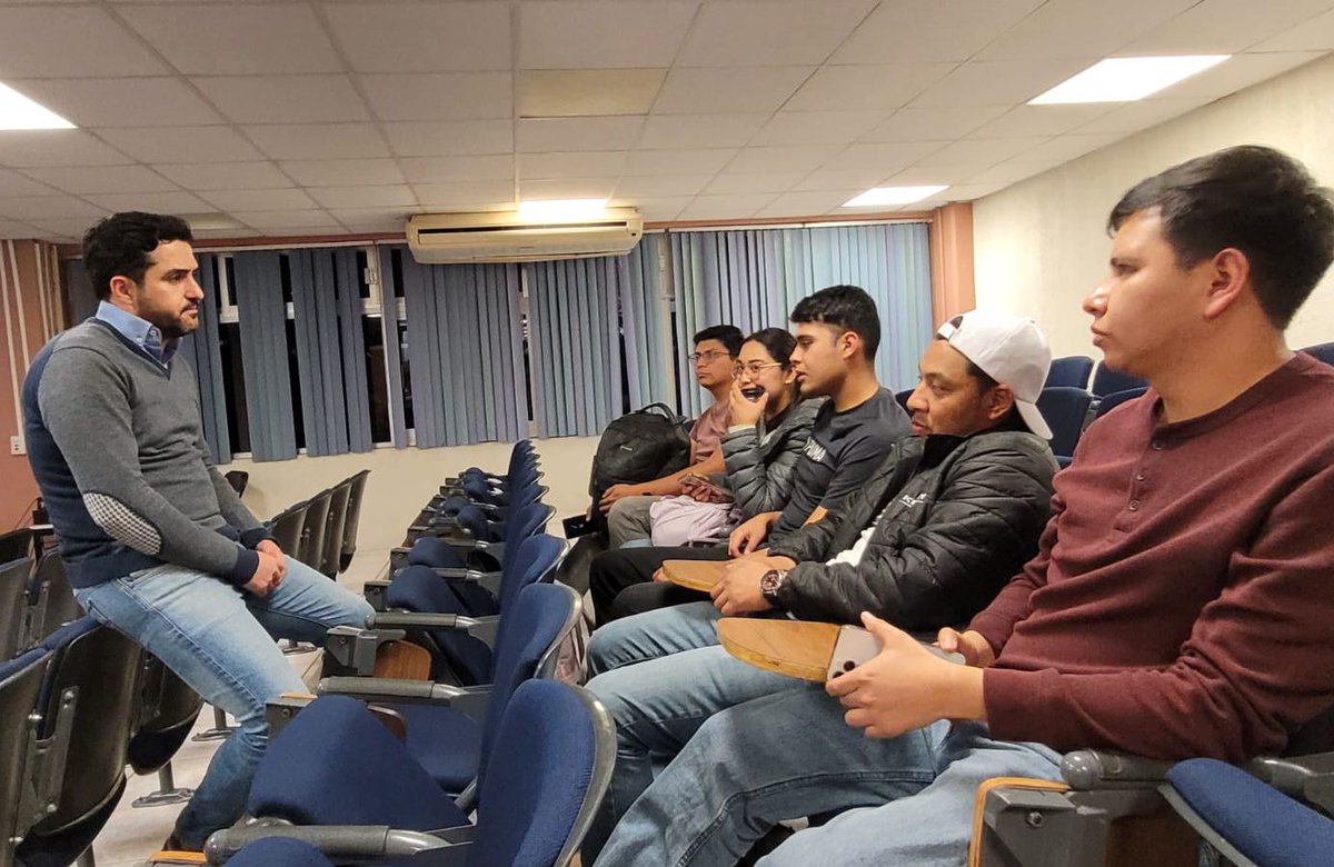 CNqueretaro's tweet photo. #Política 💬 | Llama @agusdorantes  a que la juventud participe más con sus autoridades 🧑🏻‍🦱

•⁠  ⁠Platicó con estudiantes de la Universidad Tecnológica de San Juan del Río. 👉🏽 https://t.co/3J8Ez7SxN9 https://t.co/LiEcskb1e0
