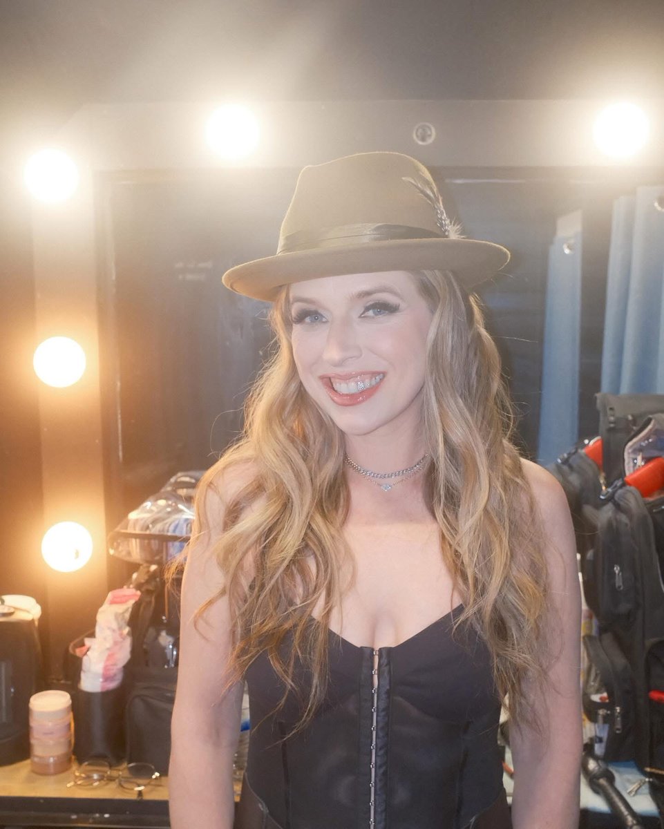 ZZWard's tweet photo. Love Alive has officially been out one week!!!! So happy you guys can listen to this song now🖤 I'm so excited about what's to come 😁😁😁
#dirtyshine https://t.co/WxdGM8NmAH