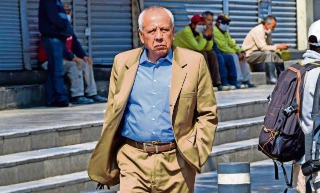 LuisCardenasMx's tweet photo. 🔥 Garduño sigue con chamba, sueldazo y sonrisa de oreja a oreja

Después de que 40 migrantes murieron quemados vivos bajo su responsabilidad, el titular del INM, Francisco Garduño, ahora busca un “carpetazo fast track” para evitar un juicio público que lo exhiba.

💼 ¿La estrategia? Pedir este viernes una suspensión condicional que apague el fuego de la justicia, mientras se aferra a su cargo y, de paso, a su sueldo.

👏 ¡Qué orgullo el humanismo mexicano! Aquí no hay castigo, pero sí perdones a la medida. ¿Será que su salida del INM se ha retrasado para protegerlo entre las sombras?
Fuente: @El_Universal_Mx