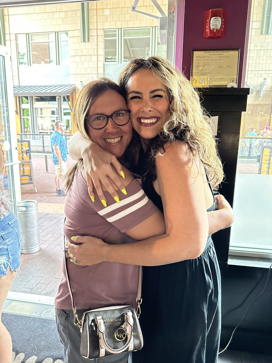 AmyRispoli's tweet photo. Happy Happy Birthday to my absolute fave!! Hope your day is as amazing as you are! 🫶 @KelOnAir https://t.co/L0WFngQeoo