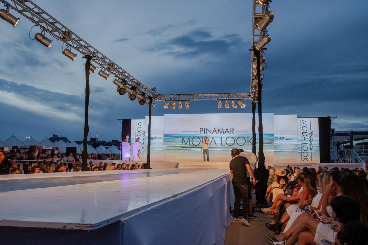 muni_pinamar's tweet photo. Anoche vivimos la 21° edición del desfile #PinamarModaLook de @guillermoazarok, un clásico de cada temporada, por primera vez en la playa de Casa Mar. (Abrimos 🧵 https://t.co/Bb01ydqfqe