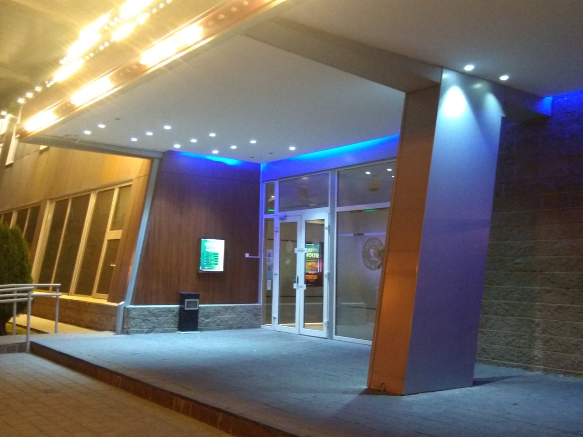 #CLAUSURA

La Dirección General de Inspecciones de la Municipalidad de Esquel procedió a clausurar esta madrugada las instalaciones del Casino de Esquel, luego de que personal policial identificara a 4 jóvenes menores de edad q se encontraban en el interior de la sala de juegos.