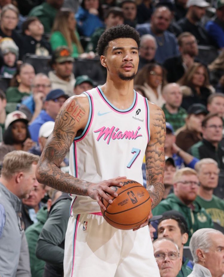 TheDunkCentral's tweet photo. Kel’el Ware is the new favorite to win rookie of the year, per @BovadaOfficial 

Kel’el Ware +190
Stephon Castle +260
Alex Sarr +350
Jaylen Wells +400
Zach Edey +1400
Isaiah Collier +5000
Yves Missi +5000
Zaccharie Risacher +6000
Dalton Knecht +10000
Ryan Dunn +10000
Bub Carrington +15000
Tristan Da Silva +15000
