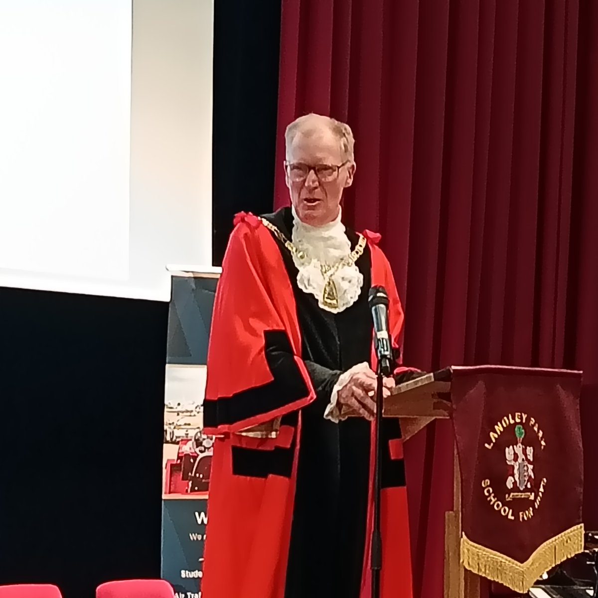 CommLinksBrom's tweet photo. "Humbling and inspirational", words from the @MayorofBromley0 &amp; Hannah Gray, one of the event sponsors reflecting on this evenings #Rotary Youth Awards at Langley Park Centre for performing arts. Congratulations to all the winners 🏆 https://t.co/YH82TeiJMh