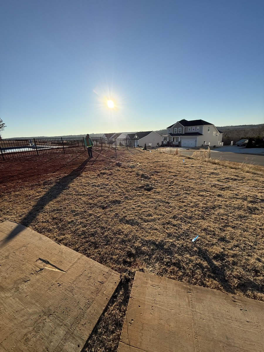 Are you ready for spring? ⛳️🏌

We love, designing and creating personal putting greens for our clients 🌱 we can accommodate the size, shape, number of holes, levels, sand traps, and so much more!📞864 905 6155 

#syntheticgrass #artificialgrass  #syntheticturf #artificialturf