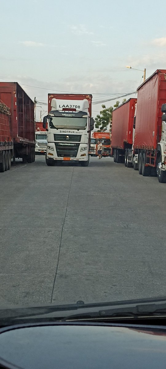 jarcent84's tweet photo. @ATM_Transito señores por favor traileros que prestan servicio a la compañía Coca Cola han bloqueado la calle para hacer cancha, por favor atender https://t.co/khQ1cPKw7I