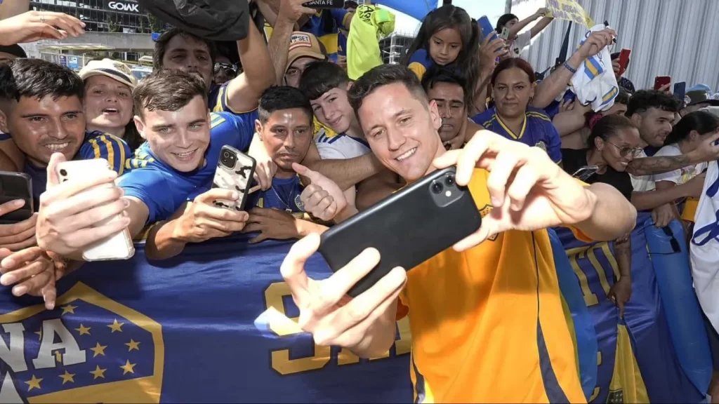 la12tuittera's tweet photo. #AnderHerrera en @ElCanaldeBoca: 

"Sabes lo grande que es #Boca, su dimensión en el mundo, no se dan cuenta aquí, pero los mensajes de todos mis amigos y de gente de España te das cuenta que #Boca es mundialmente conocido, RECONOCIDO y ADMIRADO.

Sabes lo grande que es pero hasta que no llegas a la concentración del hotel y ves el fervor de la gente, hasta que no caminas por la calle y ves tantas camisetas de #Boca, la pasión y el cariño que te dan por haber venido a #Boca y me dicen 'muchas gracias por haber venido a #Boca', y no, no... gracias yo de haber tenido este recibimiento y de tanto cariño de su parte".