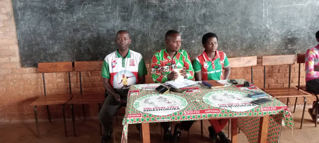 CKarusi73722's tweet photo. #Karusi: uwurongoye umuhari w'imbonerakure muri #Komine_Karusi ,#Mbazumutima_Elysé yagendeye amazone ya #Cirambo na #Nyaruhinda.Ni muri rwa rugendo rwogusanga abagumyabanga ku kivi kugira baganire inyifato muri iyi misi turimwo,@CnddFdd ,@CNDD_FDDGitega ,@DorianeMunezero https://t.co/Av6y2lR7RQ