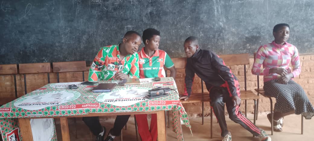CKarusi73722's tweet photo. #Karusi: uwurongoye umuhari w'imbonerakure muri #Komine_Karusi ,#Mbazumutima_Elysé yagendeye amazone ya #Cirambo na #Nyaruhinda.Ni muri rwa rugendo rwogusanga abagumyabanga ku kivi kugira baganire inyifato muri iyi misi turimwo,@CnddFdd ,@CNDD_FDDGitega ,@DorianeMunezero https://t.co/Av6y2lR7RQ