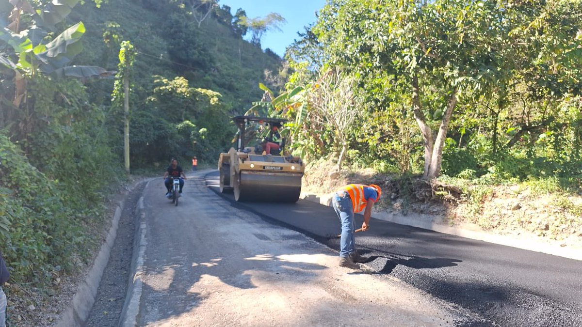RDMOPC's tweet photo. Mejoras en Camino Vecinal Polo - Lanza Abajo - Los Lirios, Barahona. 

Actualmente se están llevando a cabo trabajos de asfalto en el Camino Vecinal Polo - Lanza Abajo - Los Lirios, con el objetivo de mejorar la vialidad y facilitar el acceso a esta importante zona. 

Beneficios de la obra:
- Mayor seguridad: Un camino asfaltado reduce los riesgos de accidentes y mejora la experiencia de conducción.

- Acceso mejorado:Facilita el tránsito de vehículos y peatones, beneficiando a los residentes y visitantes.

- Desarrollo local: Con mejores vías, se incentiva el comercio y la movilidad, impulsando el crecimiento de la comunidad.

Sigamos trabajando juntos por un Barahona más conectado y accesible.

¡Estamos en camino hacia un mejor futuro! #ObrasQueTransformanElPaís