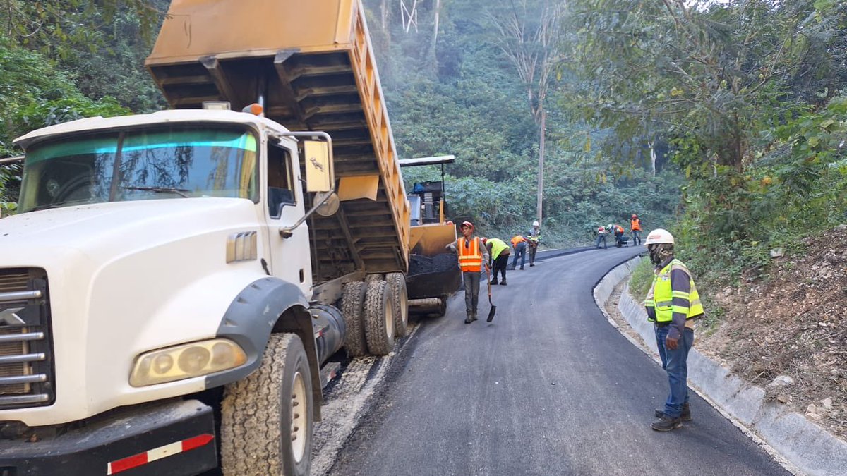 Mejoras en Camino Vecinal Polo - Lanza Abajo - Los Lirios, Barahona. 

Actualmente se están llevando a cabo trabajos de asfalto en el Camino Vecinal Polo - Lanza Abajo - Los Lirios, con el objetivo de mejorar la vialidad y facilitar el acceso a esta importante zona. 

Beneficios