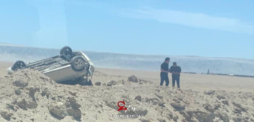#Mejillones ⚠️ #EM 🚨
15:10hrs Unidades de emergencias de la comuna concurren a Ruta B16 km 2 antes de llegar al cruce El Cristo, por accidente vehicular
Volcamiento de vehículo menor a un costado de la ruta. 1 persona lesionada. 
Al lugar personal de #SAMU #Bomberos #Carabineros