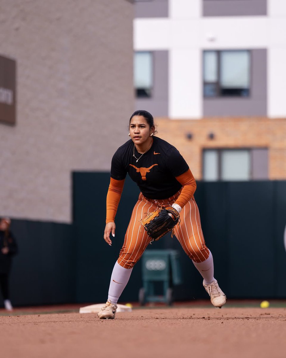 NCAASoftball's tweet photo. Eyes on the prize 🏆

#NCAASoftball x 📸 @TexasSoftball https://t.co/59rWUraIJA