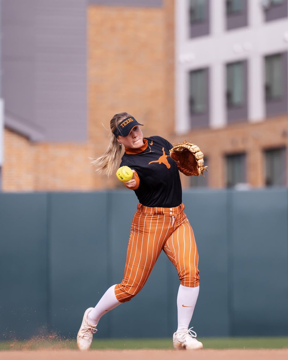 NCAASoftball's tweet photo. Eyes on the prize 🏆

#NCAASoftball x 📸 @TexasSoftball https://t.co/59rWUraIJA