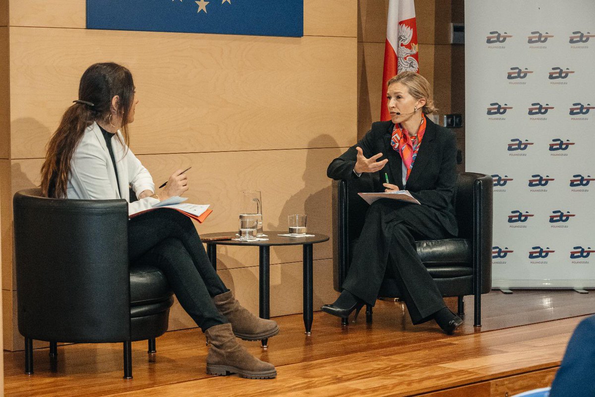 PLenEspaña (@plenespana) on Twitter photo Hoy en la Oficina de <a href="/Europarl_ES/">Parlamento Europeo en España</a> en Barcelona CDA Monika Krzepkowska ha presentado las prioridades de la presidencia 🇵🇱 en el Consejo de la 🇪🇺.
Durante los próximos 6 meses afrontaremos los retos que nos esperan, pero el más importante es la seguridad. Hoy en la Oficina de <a href="/Europarl_ES/">Parlamento Europeo en España</a> en Barcelona CDA Monika Krzepkowska ha presentado las prioridades de la presidencia 🇵🇱 en el Consejo de la 🇪🇺.
Durante los próximos 6 meses afrontaremos los retos que nos esperan, pero el más importante es la seguridad.