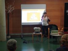 🏃‍➡️🏃‍♀️‍➡️ Més de 50 persones van omplir la sala chill out de la <a href="/BiblioBellvitge/">Biblioteca Bellvitge</a> en la quarta sessió del cicle de xerrades "Disculpi tinc un dubte..." dedicada a “Com mantenir-se en forma a partir dels 65 anys”.
La trobada, conduïda per Helena Cabo i Guillem Cobos,