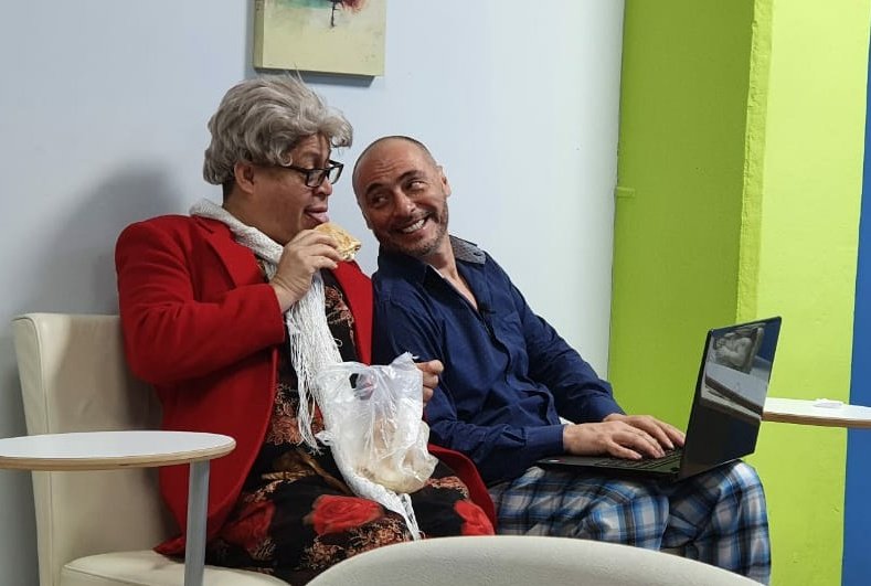 prosperoventura's tweet photo. Se ha ido un gran artista, un gran comediante, un gran amigo, un gran ser humano. 

Vos querías guaro y risas. Pues en tu honor será.

Hasta siempre Edgar "el Cubo" Arriola.

Tercera llamada. Te toca Cubito. https://t.co/0y4wjefGTu