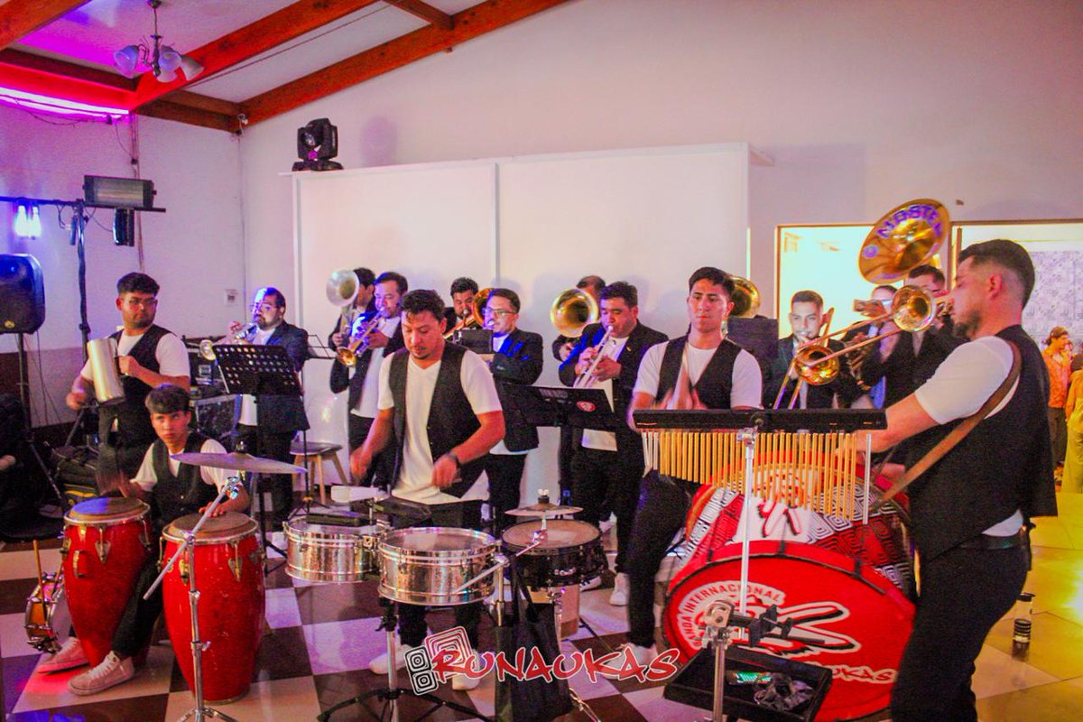 BandaRunaukas's tweet photo. Buenas tardes ! Les contamos que anoche estabamos amenizando el Matrimonio de Francisco &amp; Maria Teresa  lo pasamos increíble 

Se agradece la confianza y el cariño de los novios y los presentes 😉

🔴⚪️⚫️
@BandaRunaukas
#Runaukas_20años 
#Runaukas 

📸 @jav1xra https://t.co/K1LLcwMQoB