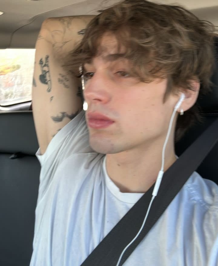 centralvhacker's tweet image. que homens meus amigos 

24.01 || #vinniehacker on ig storys