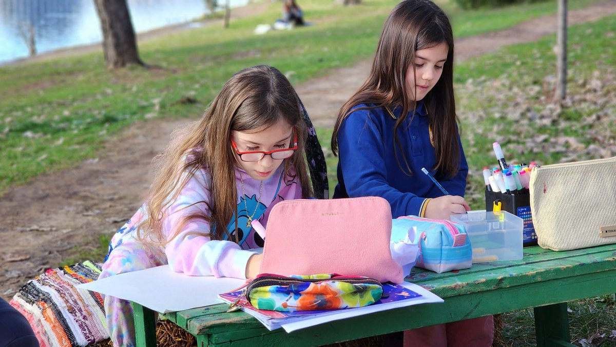 Një tjetër ditë magjike ku talentet e vegjël krijojnë art në natyrë. 👧🏻🧒🏻🌳💕