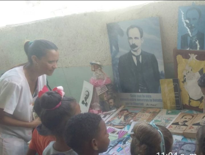 Desarrollado en nuestro centro exposición y actividad cultural en víspera del 172 Aniversario del natalicio de José Martí. 
<a href="/PlutinArgelio/">Argelio Plutin</a>  <a href="/OdalisPerez79/">Odalis Perez</a>
<a href="/LHierresuelo/">Luis Hierresuelo</a>  <a href="/dme2frente/">DME - Segundo Frente</a> <a href="/dpestgo/">DGE Santiago de Cuba</a> #SegundoFrente