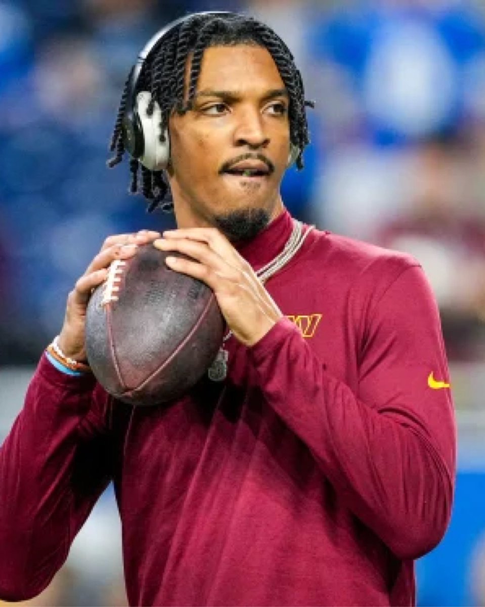 jasrifootball's tweet photo. 𝗧𝗥𝗘𝗡𝗗𝗜𝗡𝗚: Jayden Daniels wrote “Cancun on 3! 1,2,3” on #Lions CB Terrion Arnold’s jersey after they swapped jerseys in the divisional round, per @KickinItWithDee 

That’s wild ☠️ https://t.co/03Kek18wha