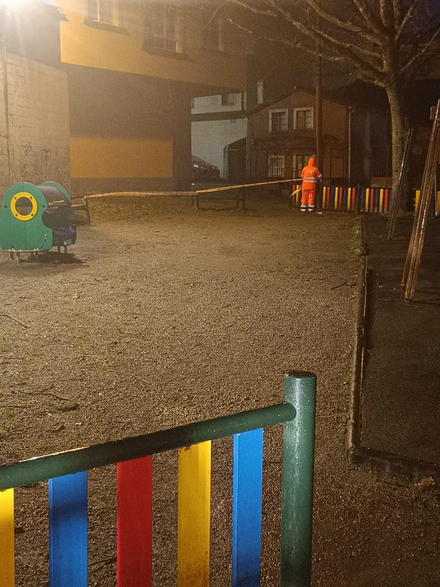AVPCFerrol's tweet photo. 🟠 ALETA NARANJA 

Nuestros compañeros aplican medidas preventivas debido a la alerta naranja por viento, cerrando parques y jardines 

#mipasiontuseguridad https://t.co/QvOJSvDU2o