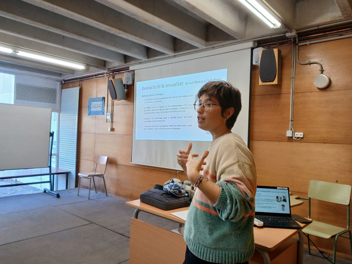 Nadiahufinger's tweet photo. He tornat al meu institut, en el q vaig viure l'etapa plena d'hormones i sentiments incontrolables, on vaig créixer x començar a ser el q sóc avui Per parlar d sexualitat sana i com el porno perjudica a tothom. Sort d fer-ho al costat d l'admirable @SilviaCarrascoP 💜
@DoFemCo https://t.co/NpCxoKay9U