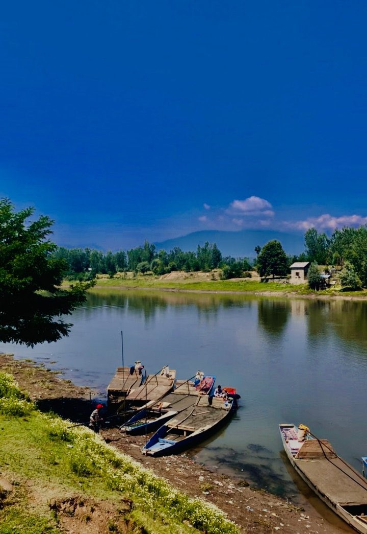 Faraz__Iqbal's tweet photo. I saw outside my window,
The view so breathtaking,
The #sky on water, with facets shining,
I could sit spellbound absorbing,
Boats waiting are still,
Inviting sail for unknown chill.
#poem #vss365 #nature #WriteMap #amici24 #StormEowyn #tellonym #MUNRAN #ROSÉ #Raiders #onpoli https://t.co/MQ6JqkkQvl