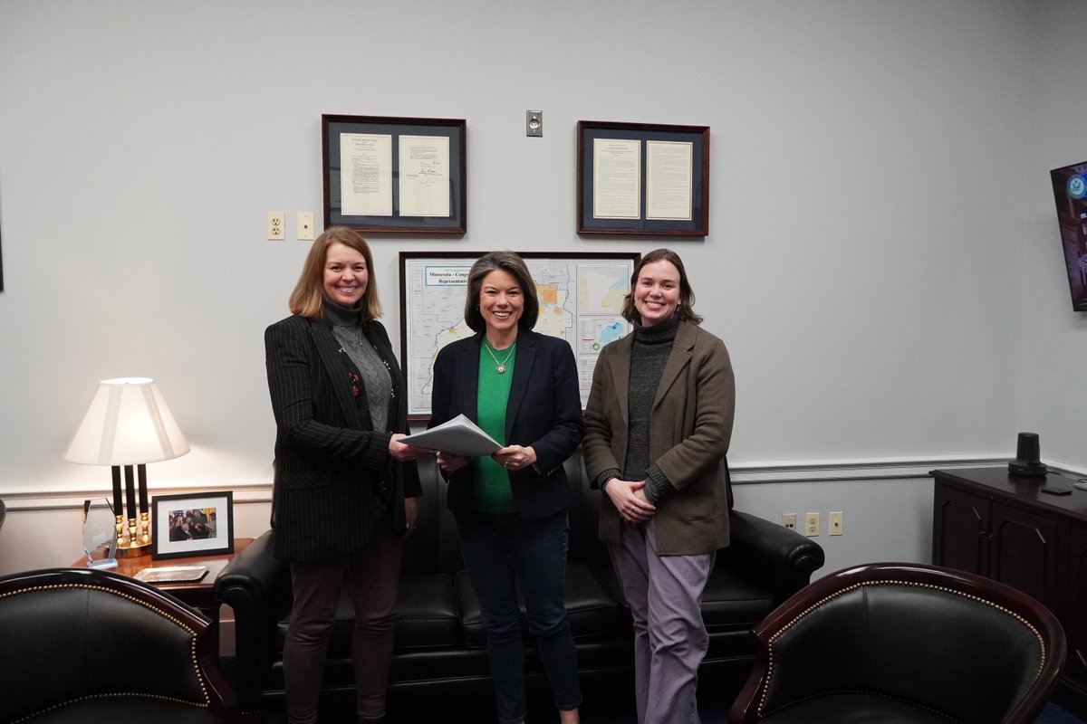 Kim and Paige Westra visited my office on Capitol Hill this week to hand deliver some very important reading material – letters from Kim’s 4th grade students in Inver Grove Heights!

Big thank you to Kim and to all of #MN02’s hardworking teachers. Can’t wait to read them!