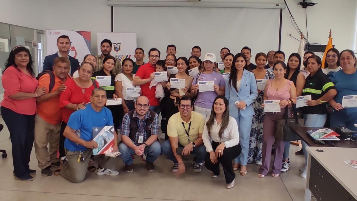 Arcsa_Ec's tweet photo. ¡Capacitamos por la calidad! 🗣️☑️

Más de 40 emprendedores de #Manabí recibieron capacitación sobre la obtención de la notificación sanitaria de alimentos, buenas prácticas y cómo promocionar sus marcas, con apoyo de la empresa privada. 

#ArcsaCapacita ✅
#ElNuevoEcuador 🇪🇨 https://t.co/8NJvjkX0d9