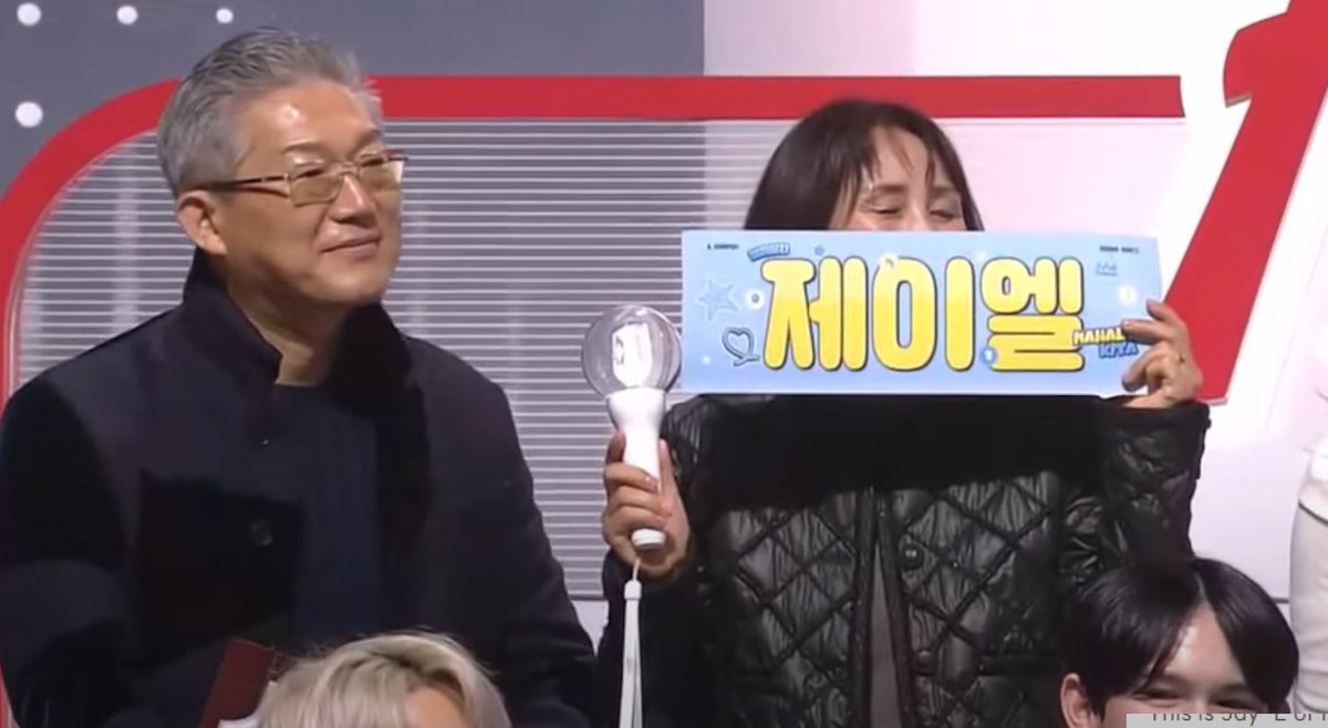 jaeyeldimsum's tweet photo. SteJay Legal. Is this Steven's parents? It's so cute that they were also raising JL's banner considering his family are here in PH. 🥹
PAINT THE TOWN RED
UNS10PPABLE JL
#FinalStepWithJL
#TheFinalRhythm
#제이엘 #유니버스리그
#Universeleague https://t.co/uxW3RUv32Q