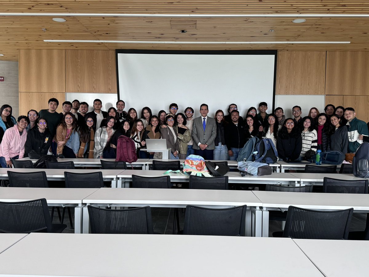Semana de inducción para estudiantes de IX semestre de Medicina UN. Hoy en el edificio Gloria Galeano auditorio 307 de la Facultad de Ciencias conversamos sobre La Microcirugía Reconstructiva, sus aplicaciones en Trauma y en Reconstrucción post Cáncer. Jóvenes muy motivados